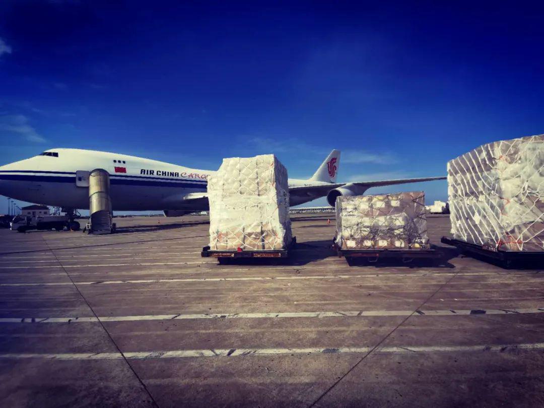 抗疫物资的国航ca1007包机顺利降落在加纳首都阿克拉科托卡国际机场
