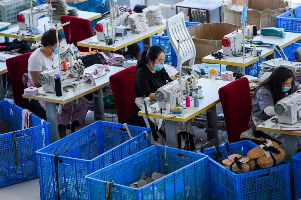 内蒙古察哈尔右翼前旗加工出口日本一次性拖鞋的扶贫车间.