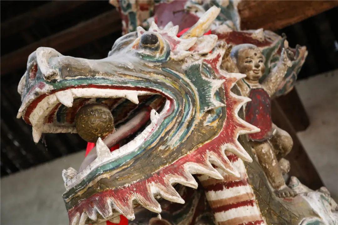 龙口含珠造型精美这样的建筑特点,证明普贤寺是从明代遗留下来的,木质