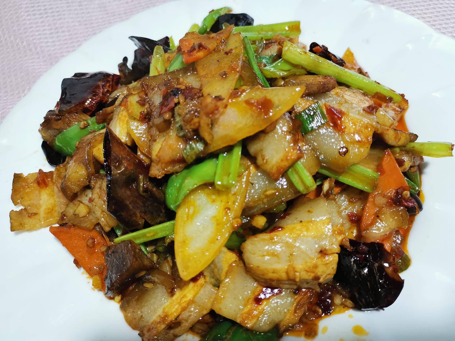 今天为大家分享的是东北回锅肉的教程,回锅肉是一道东北的老菜,头几年