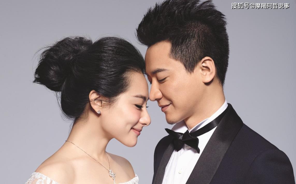 刘璇,这几天也曝光了一组参加活动的照片,照片中的她和丈夫王弢一脸