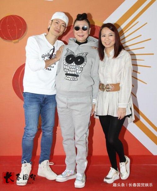 73岁"梅超风"近照曝光,童年阴影变成时尚老太,仍活跃在演艺圈_黄文慧