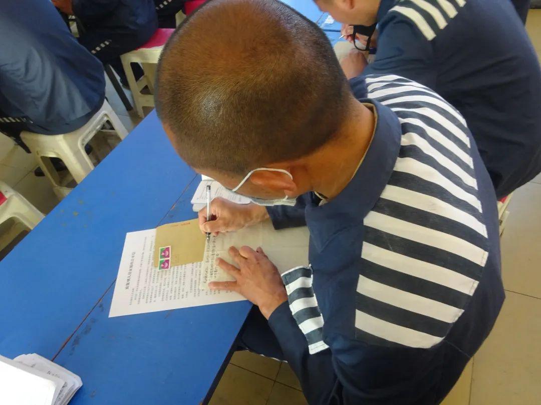 五华监狱组织全狱罪犯开展一封书信解焦虑众志成城抗疫情主题公开信