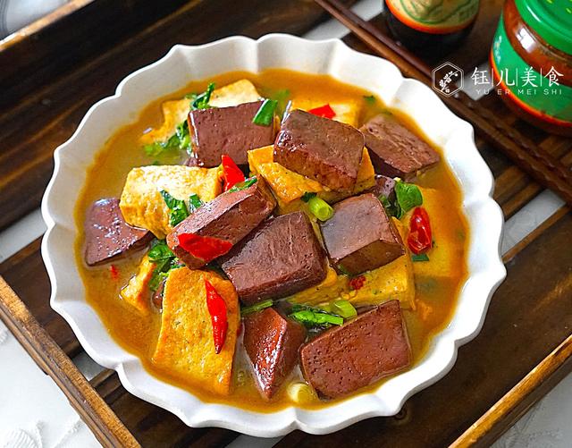 买猪血,遇到这种的要注意,再馋也不买,卖猪肉的老板自己都不吃_炖豆腐