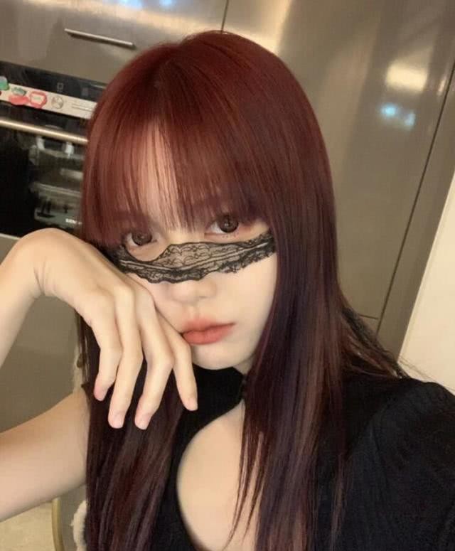 彭小羊最近是染了红色头发,还破天荒剪了齐刘海,不过