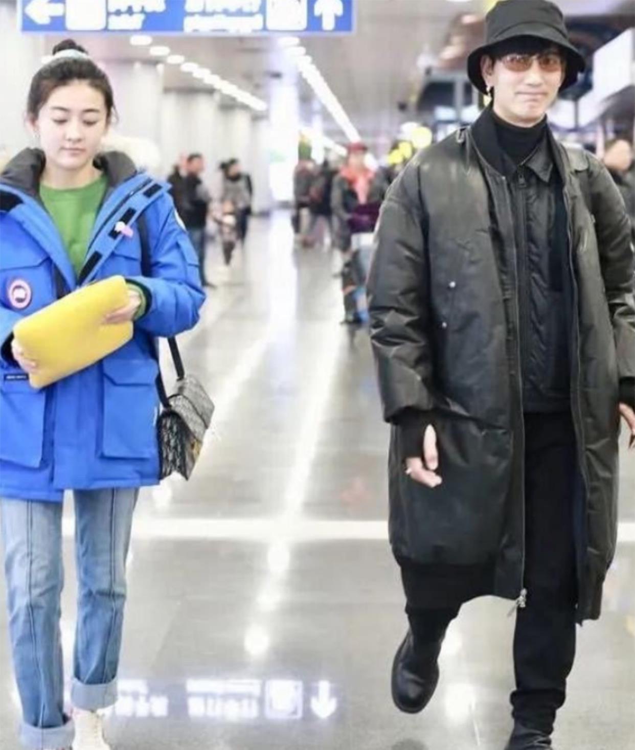 原创梁洁与未婚夫机场照曝光!丸子头俏皮可爱,大9岁蒲巴甲个性时尚