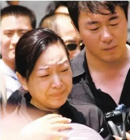 罗京老婆被曝改嫁富商遭非议的背后:痛哭是感情,再嫁是生活