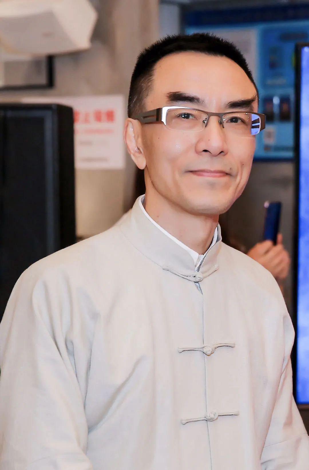 84届校友 尹荣教授国际艺术策展人 评论家曾任意大利驻上海总领事馆