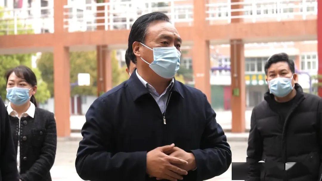 县委书记卢捍卫检查指导高三开学复课工作