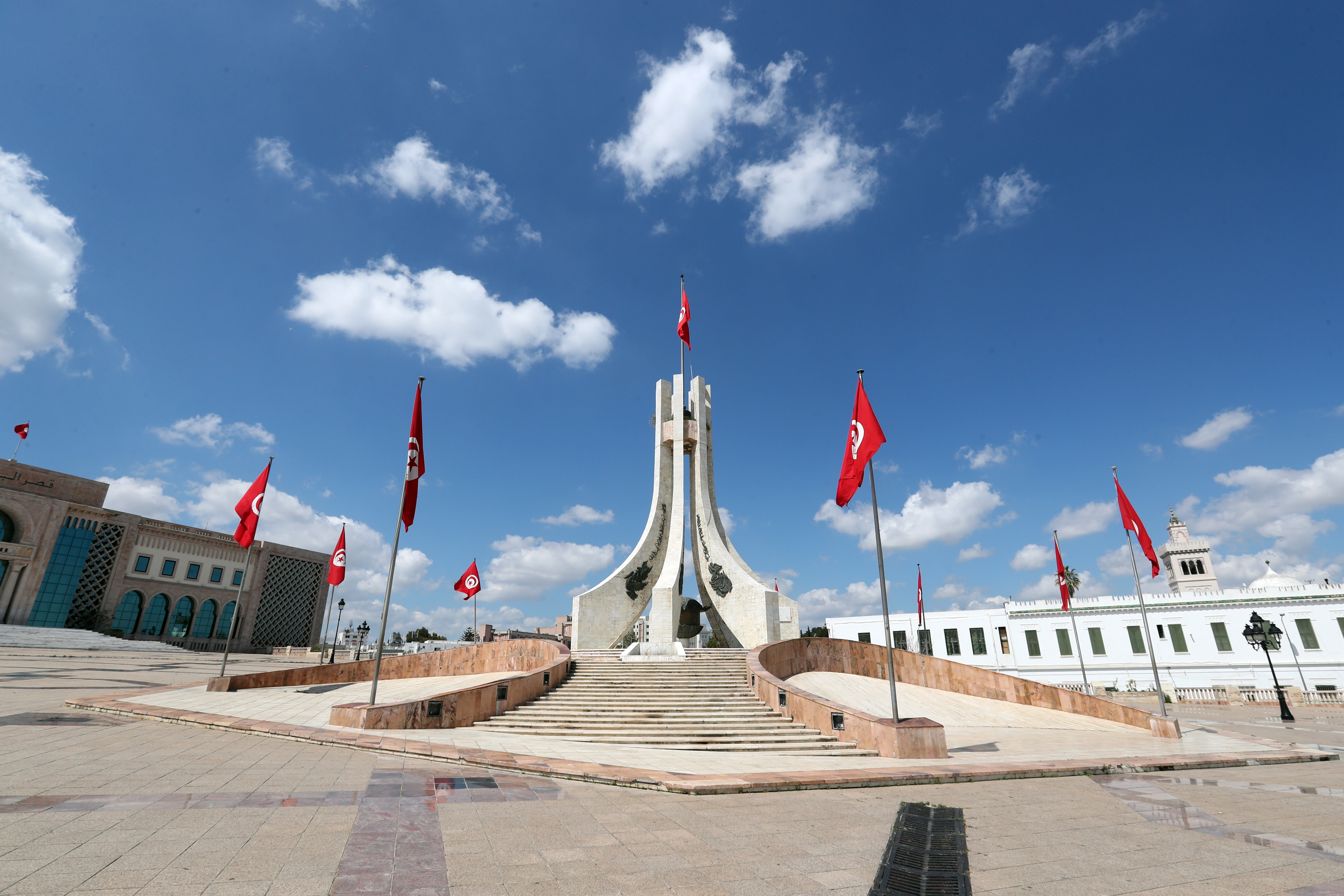 这是4月5日拍摄的突尼斯首都突尼斯市空荡荡的卡斯巴广场