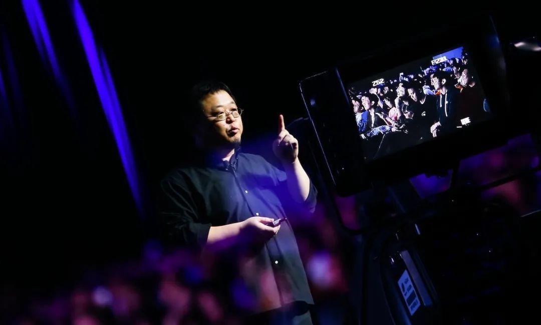 老罗,这世界应该容得下一个理想主义者的失败_言姐