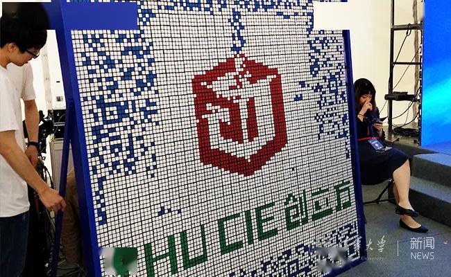 用1089个魔方搭建成的魔方墙参加北大魔方赛社团成立后的第一次参赛