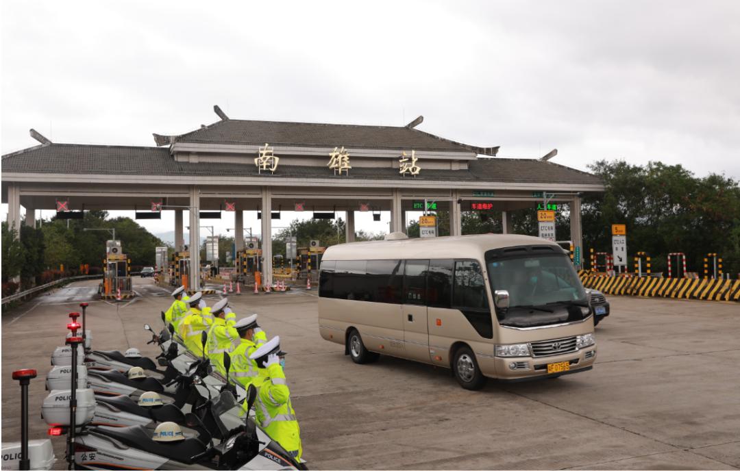 乘坐的中巴车抵达南雄高速站南雄支援湖北抗疫医疗队上午11:40迎接"