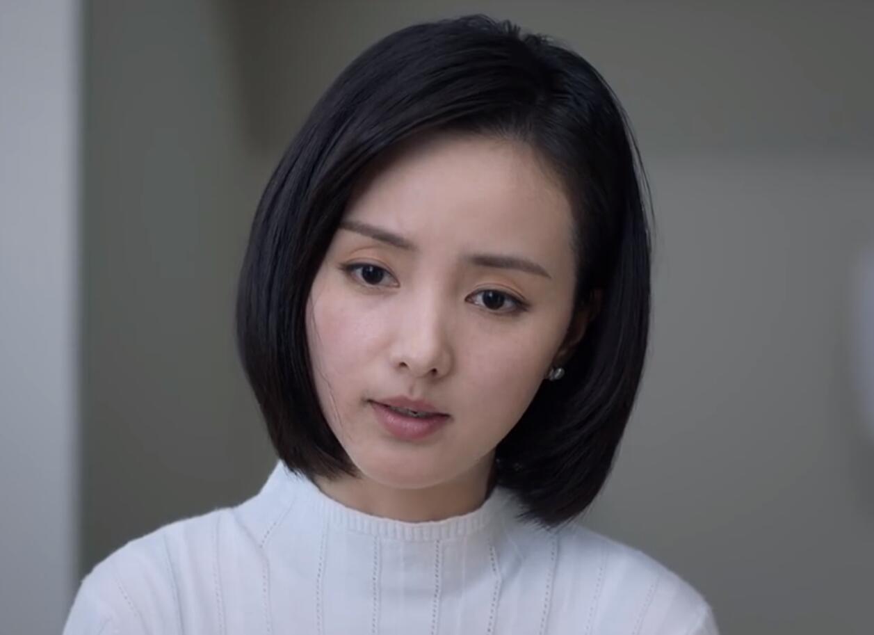 夏雨瞳一头短发,搭配着圆圆的脸蛋,全身散发着知性的光芒!