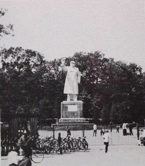 1980年代,长春,胜利公园大门.1980年代洗菜的阿姨.