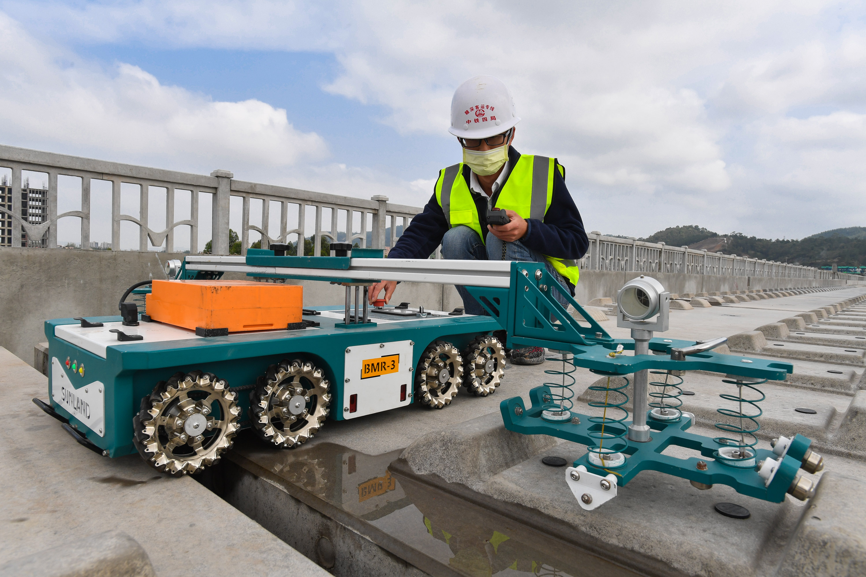 京九高铁赣深铁路展开无砟轨道施工