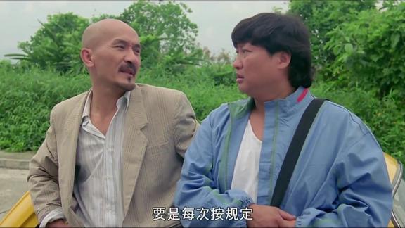 光头佬麦嘉和洪金宝去贼人家装窃听器碰到一只大狼狗尴尬了