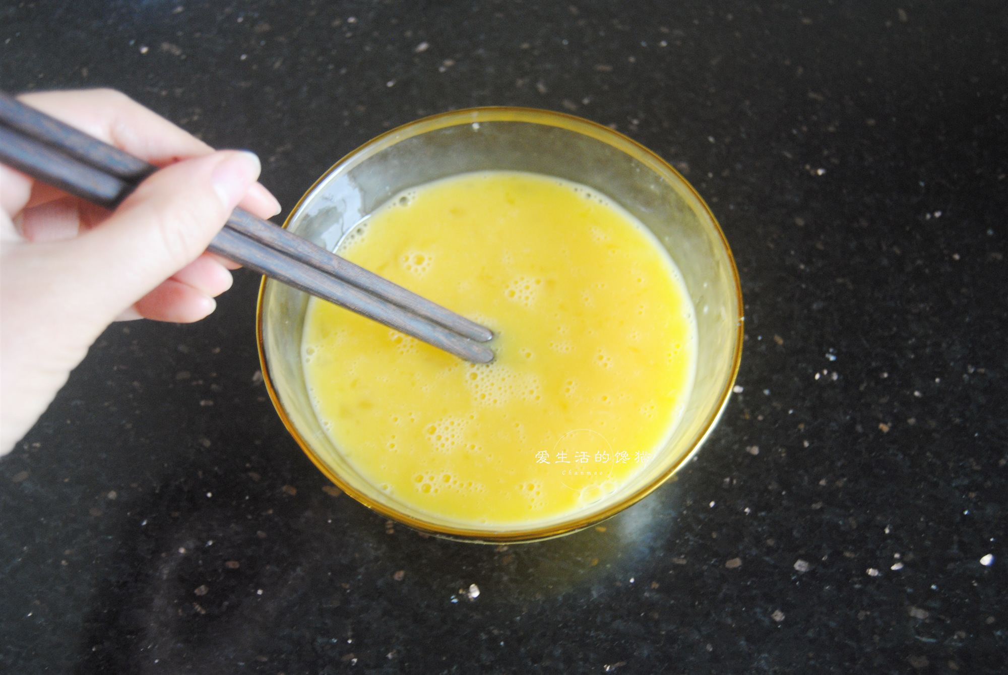 我家炒鸡蛋从来不放油半碗清水一倒3分钟出锅怎么吃也不胖