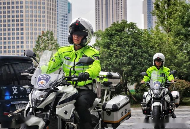 深圳辅警工资到手7200元,35岁小伙自考本科成功上岸