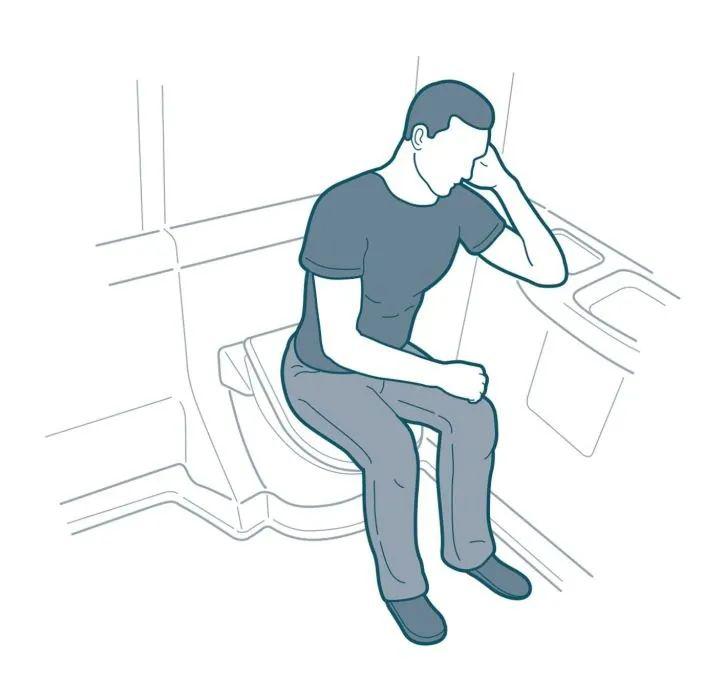 偷偷溜进厕所,坐在马桶上睡.