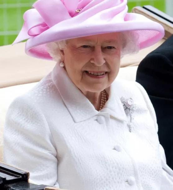 至暗时刻英国女王演讲视频中英团结一致直面挑战胜利属于英国