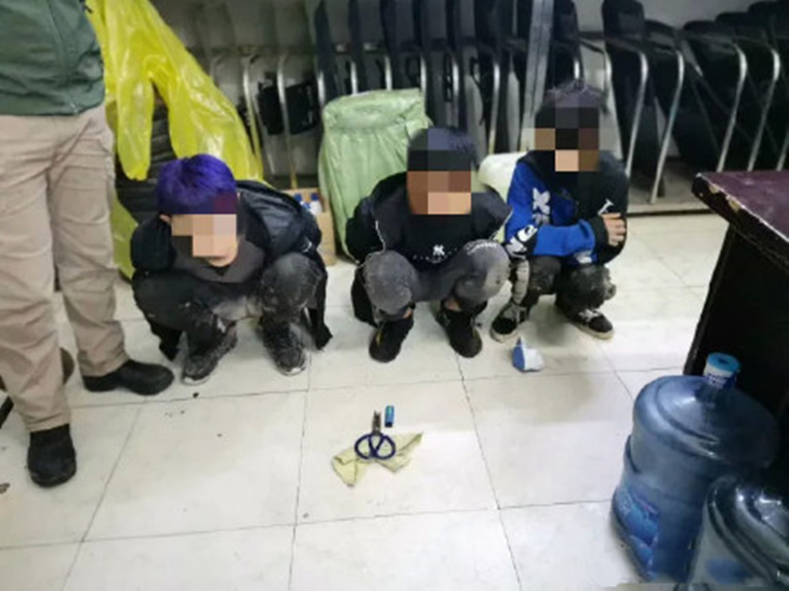 宜宾警察凌晨3点夜巡抓获一伙偷车窃贼