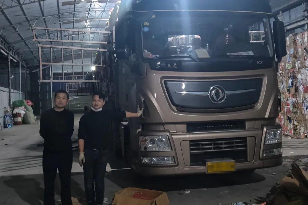 赞凯里交警凌晨为装货的湖北司机送上热乎乎的晚饭