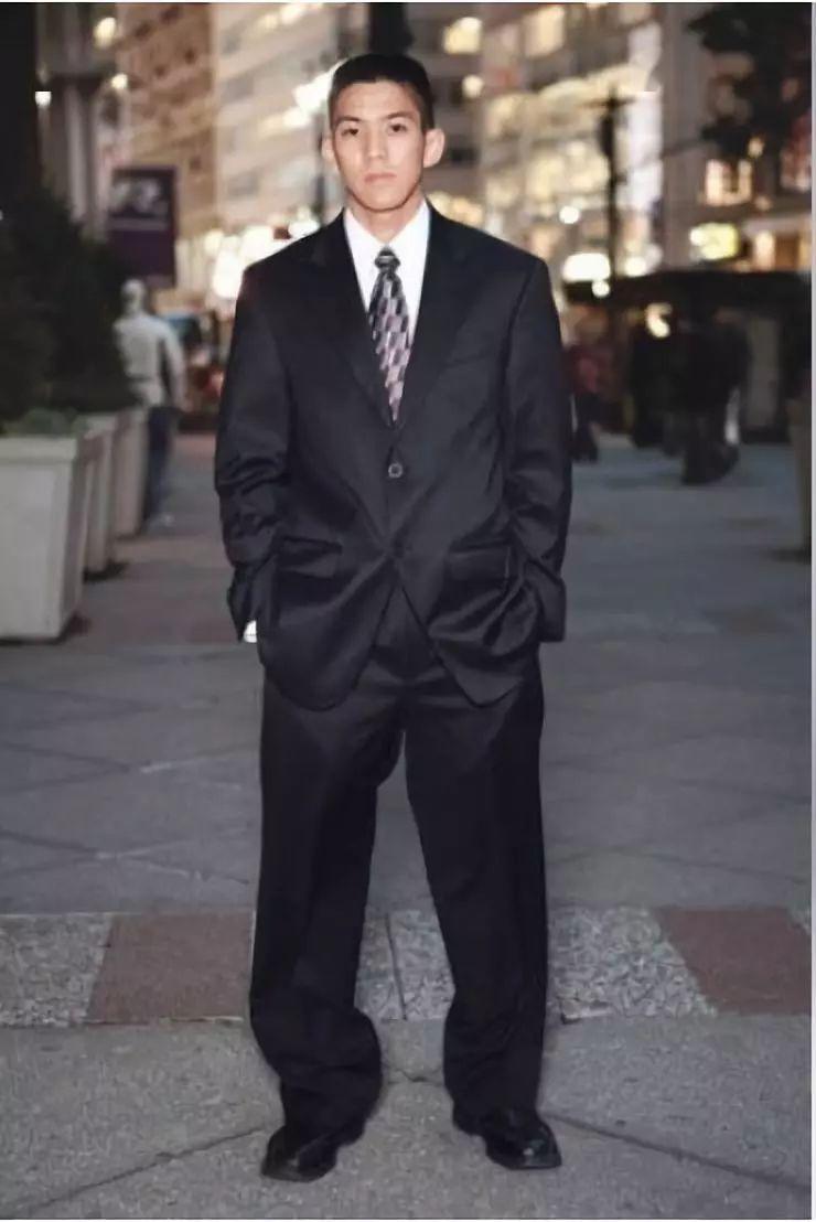 太多男生穿西装的时候西装的袖子,裤子都特别长,一堆褶皱堆在手腕和