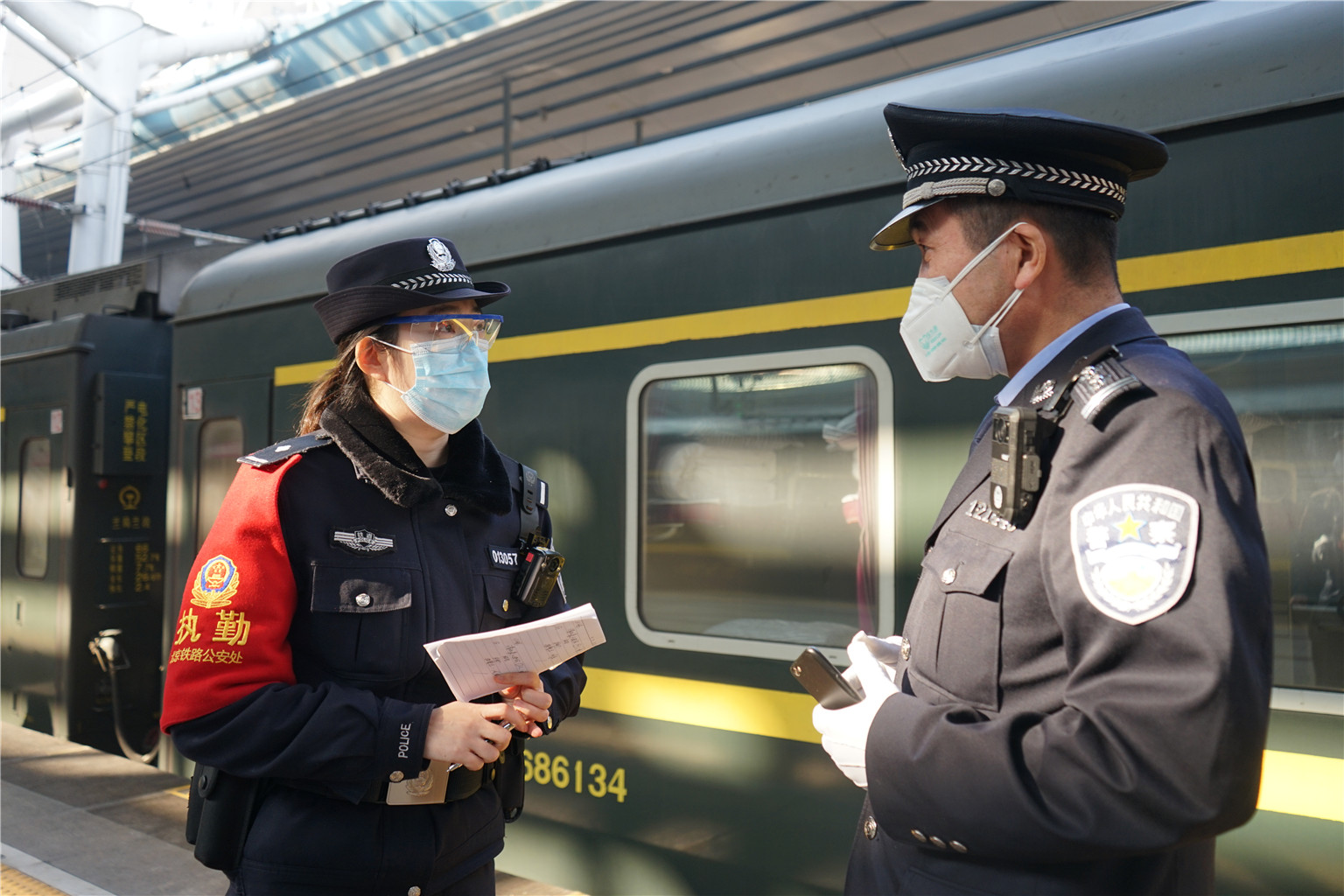 图为女民警王琨在站台上开展工作