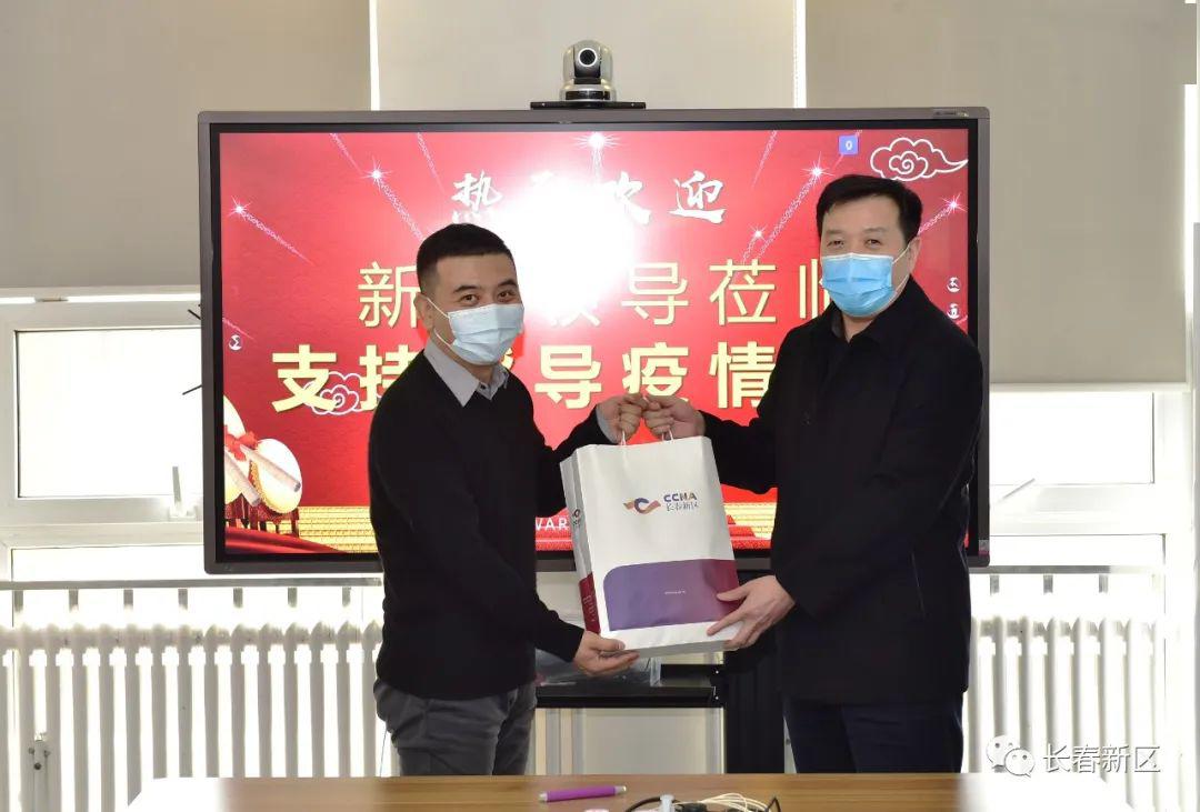 "我是今年二月末回国的,家人还在美国加州圣地亚哥,随着当地疫情不断