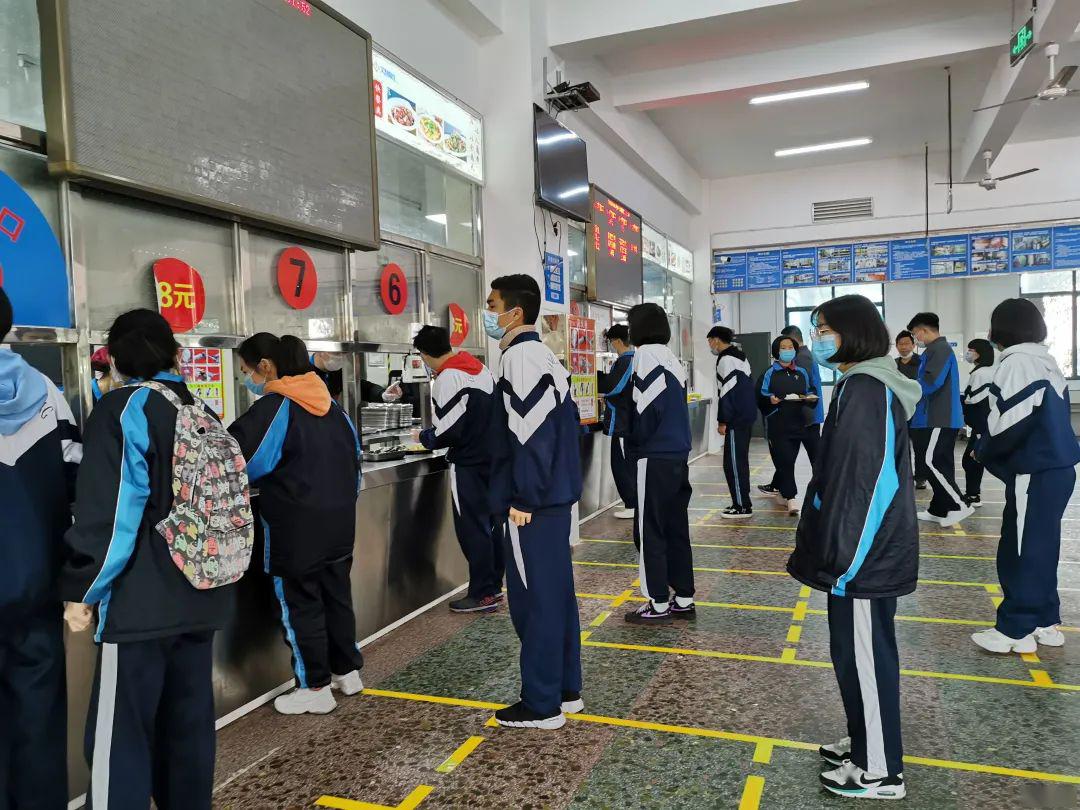 "为了确保安全有序的就餐环境,便于规范管理,长郡中学还为每位就餐的