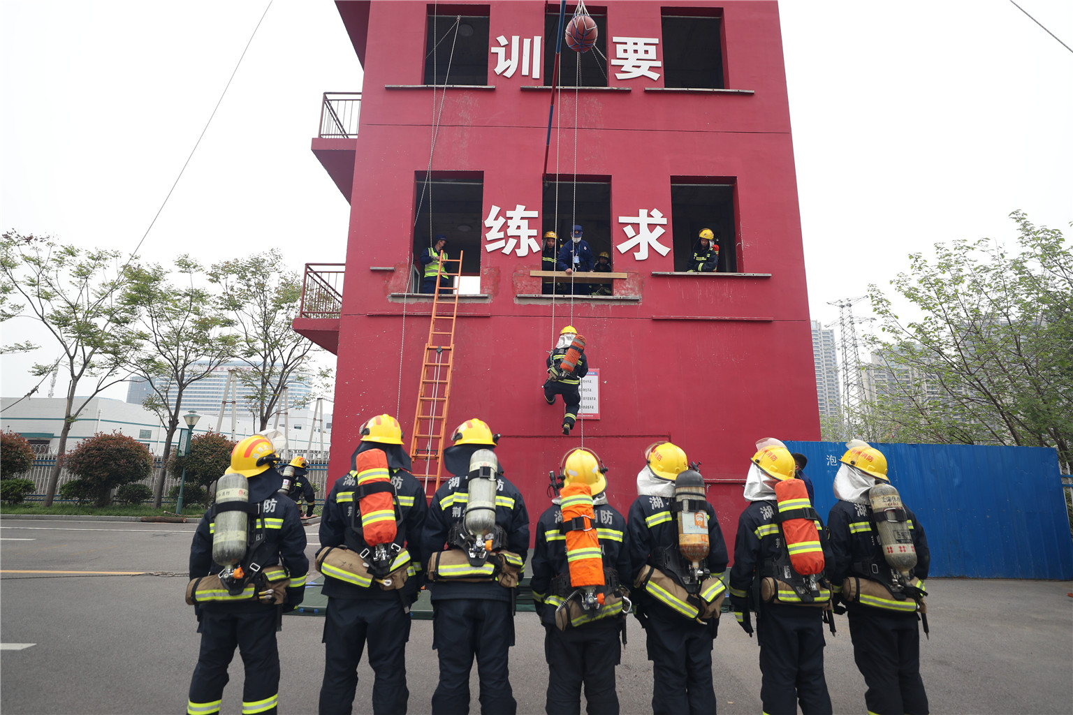湖北荆州32名新消防员参加毕业考试