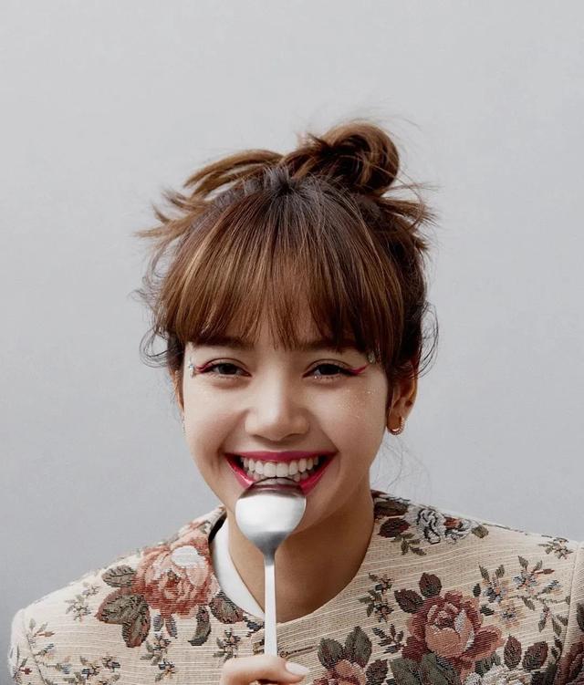 今年23岁的lisa是泰国人,长得很有混血感,她的娃娃脸在一众韩国女星里