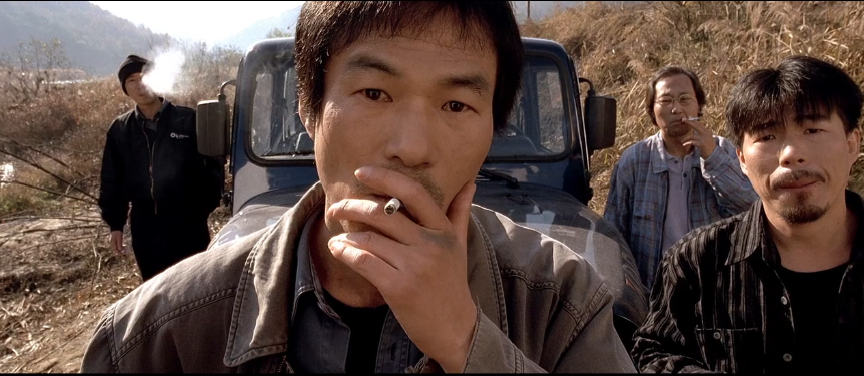 临死前的老板看着眼前装有男主尸体的袋子,和男主的衣服.故事结束.