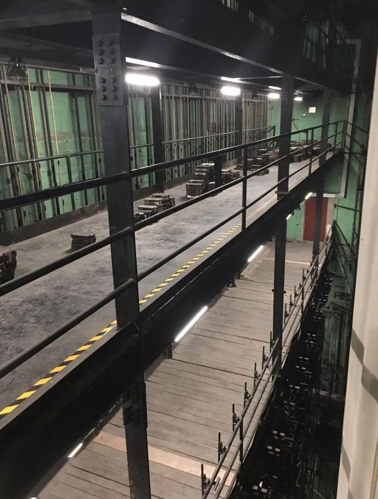 马道是指供剧院工作人员在高空行走和设置灯光,音响,舞台机械等附属