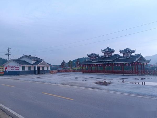 走进思南县板桥镇,映入眼帘是满地绿意,数千亩红肉蜜柚在春日的阳光下