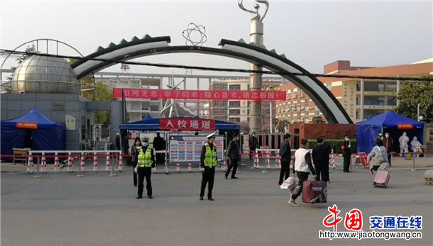 今天早上六点多钟,执勤民警就开始上岗执勤,对中牟一高,二高,四高