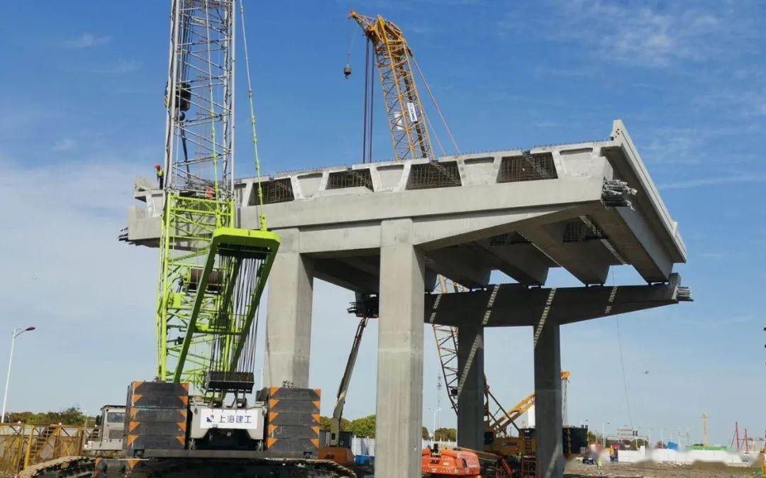 4月6日预制箱梁首跨起吊4月6日下午13时,首件箱梁分别由一台260t,一台