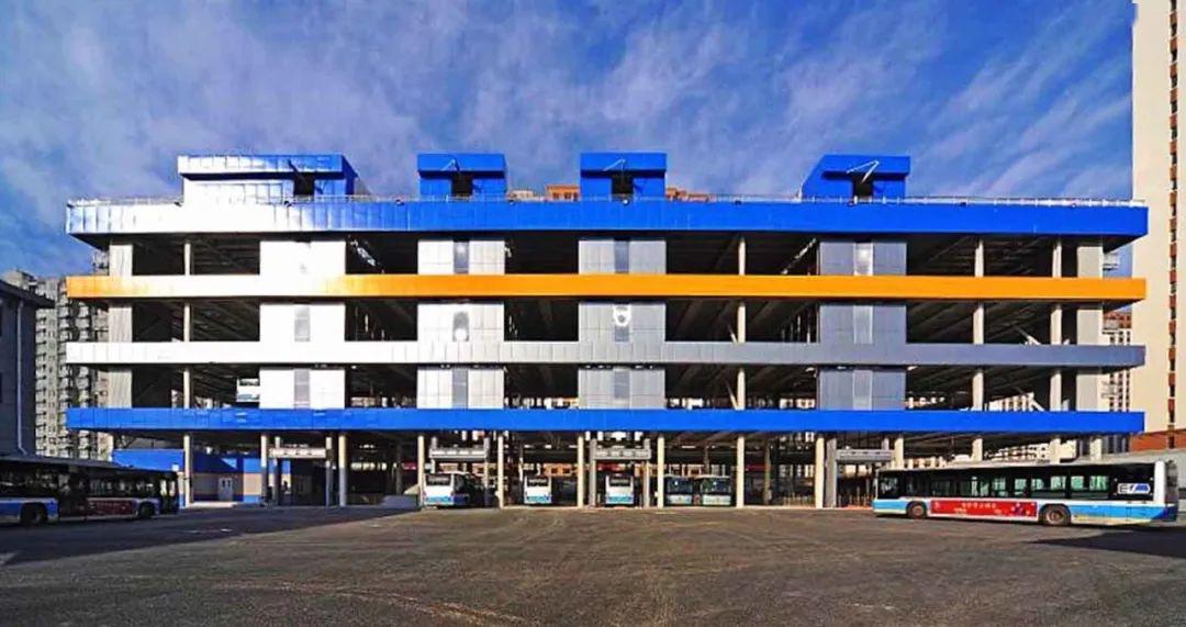 建筑层数为地上两层,地下一层;设计拟建公交车停车位81个.