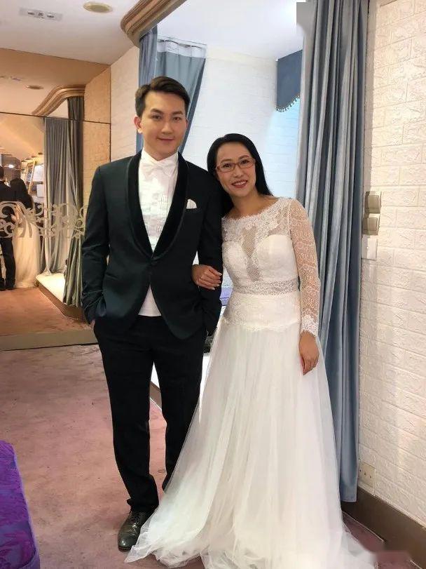 佢哋拍摄被野狗袭击一幕时,"rebecca"沈可欣老公杨证桦亲自指导狗仔!