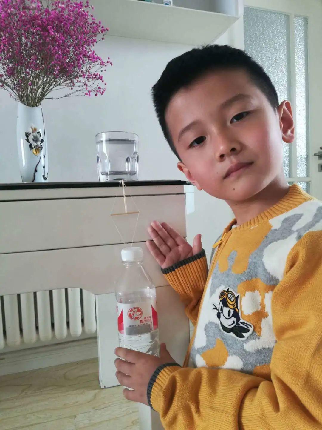 上周,老师布置了一个科学小实验:棉签大力士——用三根小小的棉签吊起