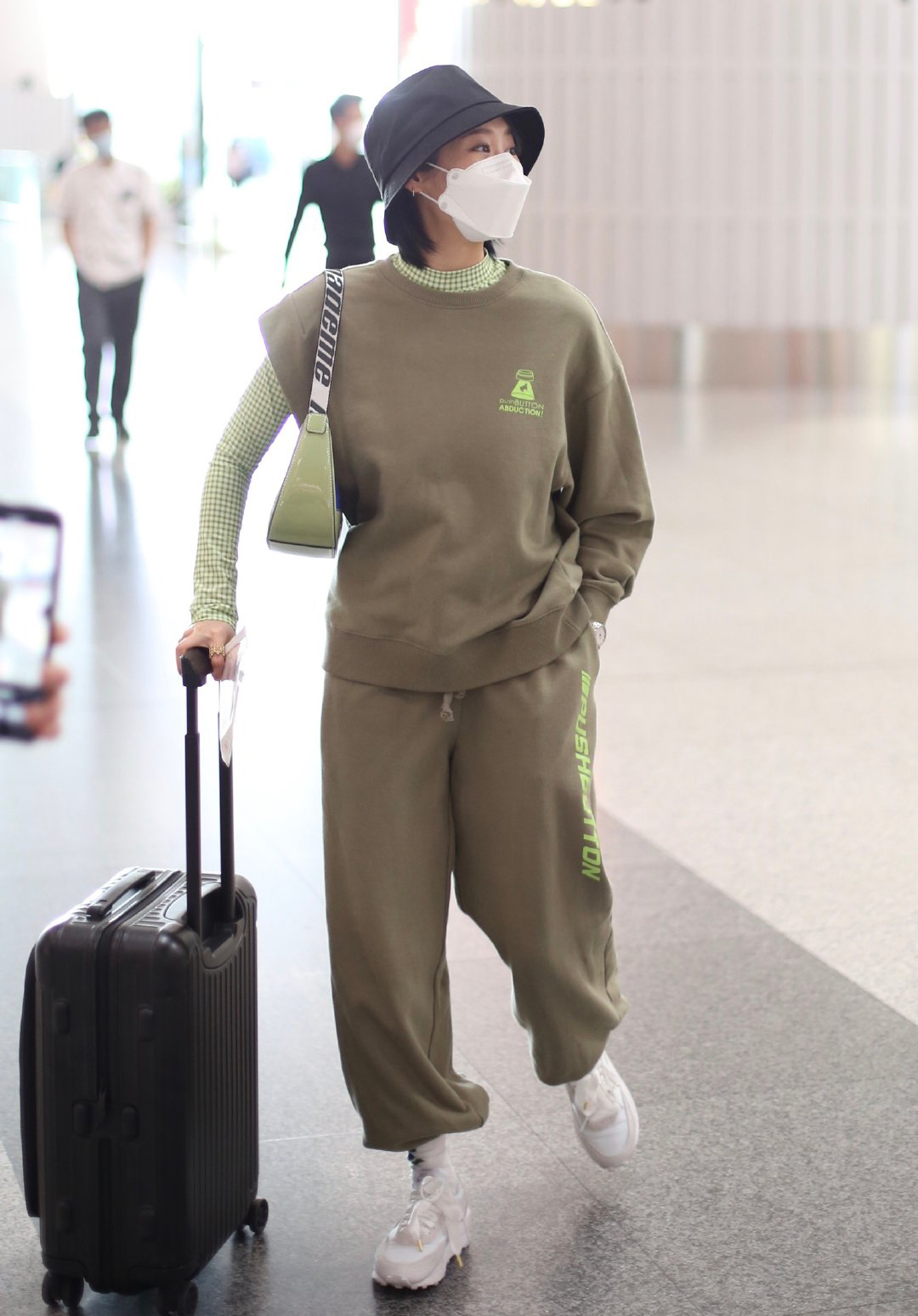 原创李纯太有心机运动服叠穿显嫩还甜美半露的手臂细得像假手