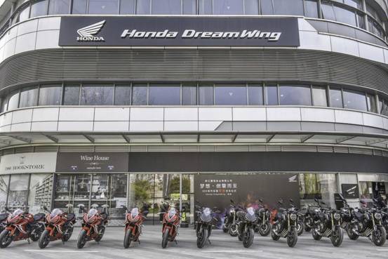 大型圆梦现场杭州本田大贸店650系列百车交付