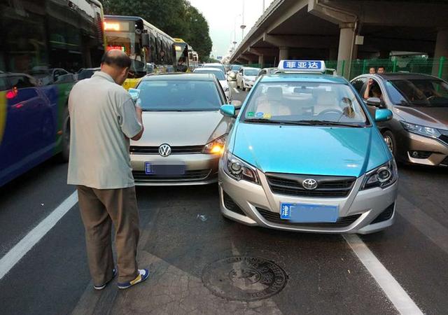 原創前車併線行駛,老司機教你右側超車,一點都不違規!