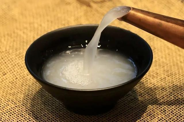 正宗的襄阳牛肉面吃法,一定要配一碗襄阳黄酒,虽然名为黄酒,其实酒色