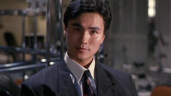 可怜的关之琳被仇云波连扇几个嘴巴甄子丹也被绑了