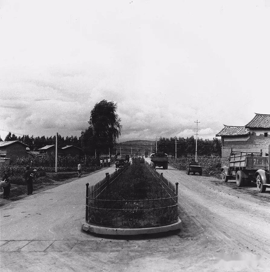 道路上行驶的大多都是自行车,照片上依稀可以看见电信大楼上的钟楼