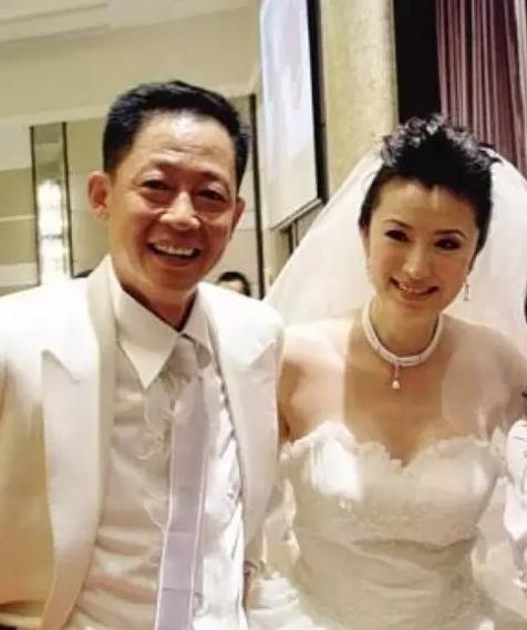 王志文富豪老婆近照曝光45岁长发披肩气质突出夫妻同框似父女