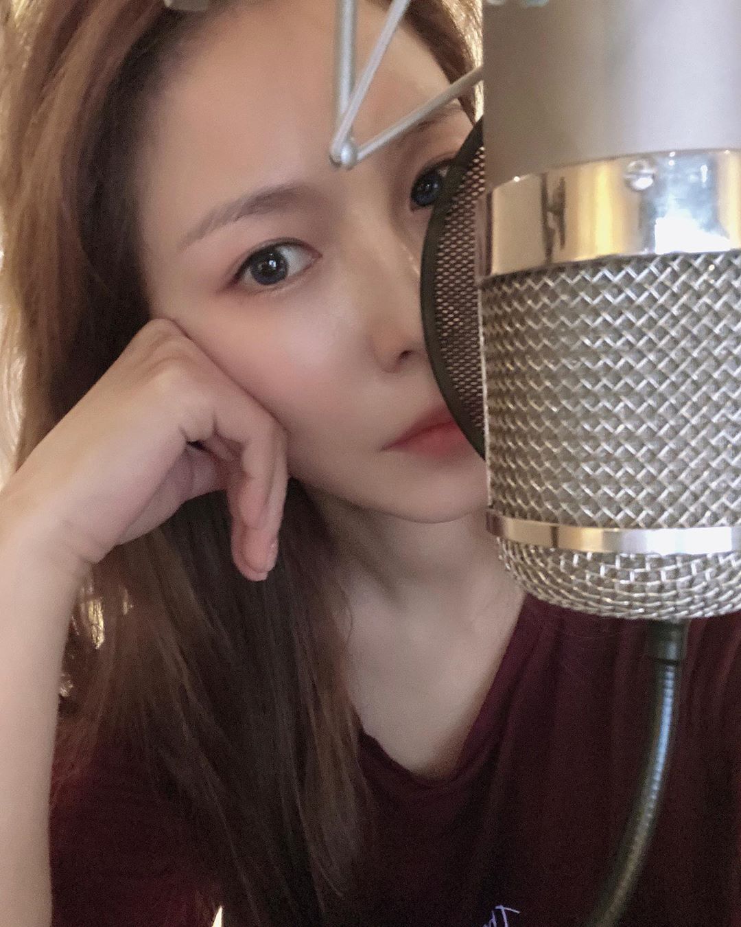 歌手宝儿boa发录音照预告回归引粉丝期待