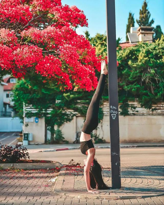 徐佳莹"狗啃"短发亮相,配雾霾蓝短裙干净清爽,小圆脸太加分_右小腿